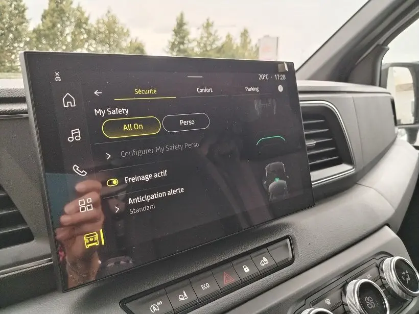 Vue intérieure du tableau de bord du Nissan Interstar Fourgon 2026, écran tactile affichant les réglages de sécurité.