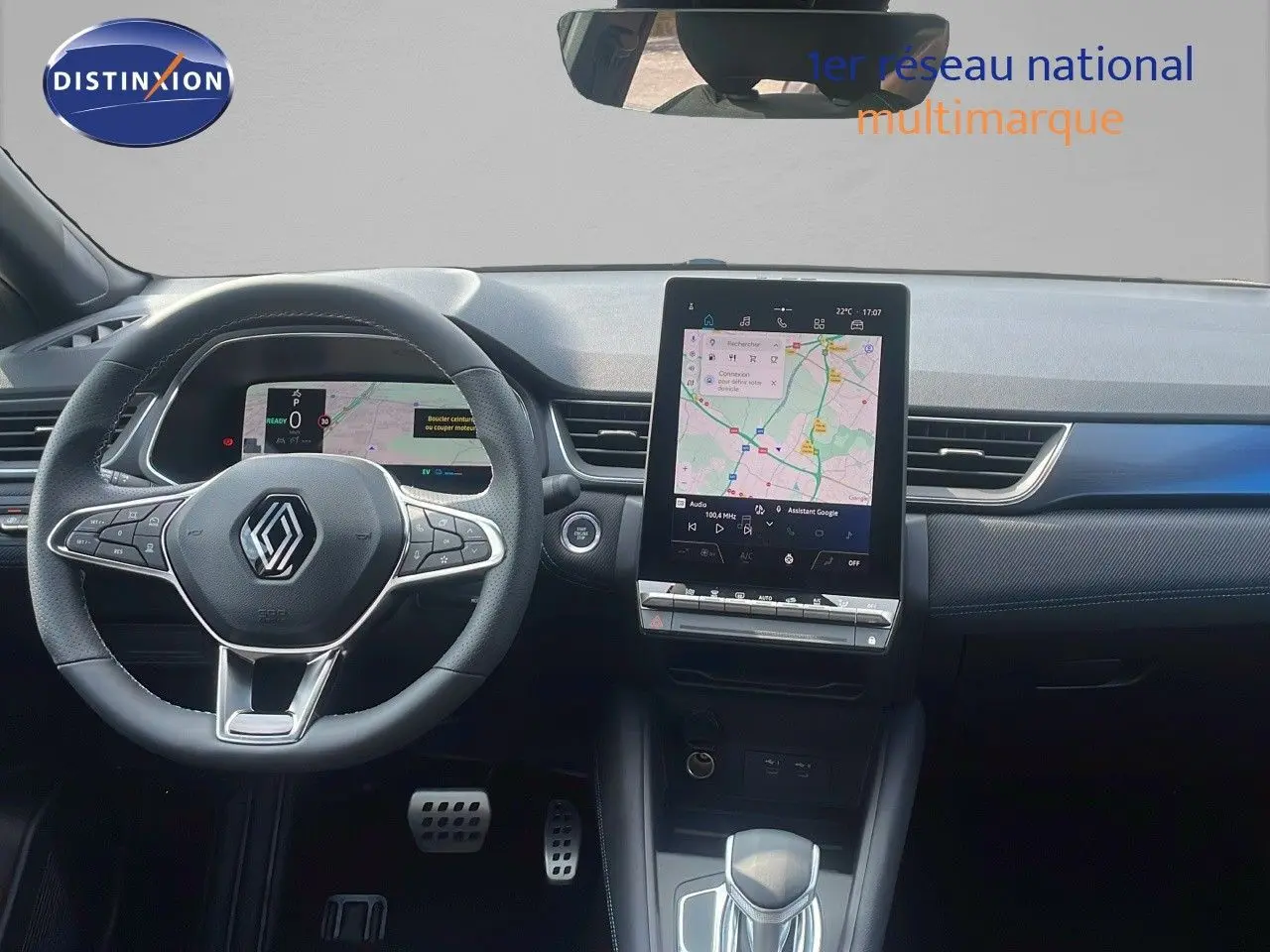 Vue intérieure du tableau de bord du Renault Captur E-Tech hybride 2025, avec écran tactile central et volant multifonction noir.