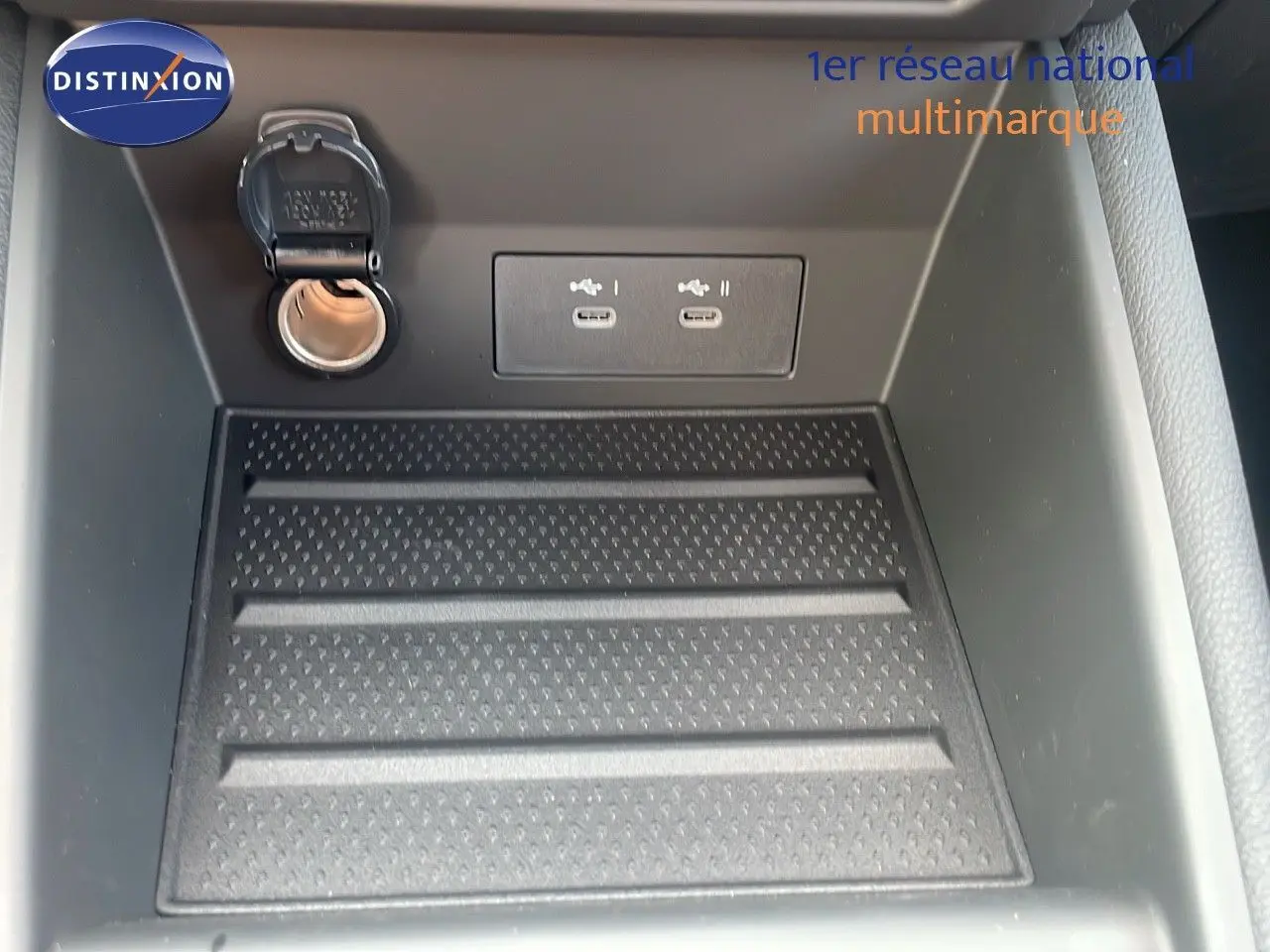 Gros plan sur la console centrale du Renault Captur 2025, montrant prise 12V et deux ports USB intégrés.