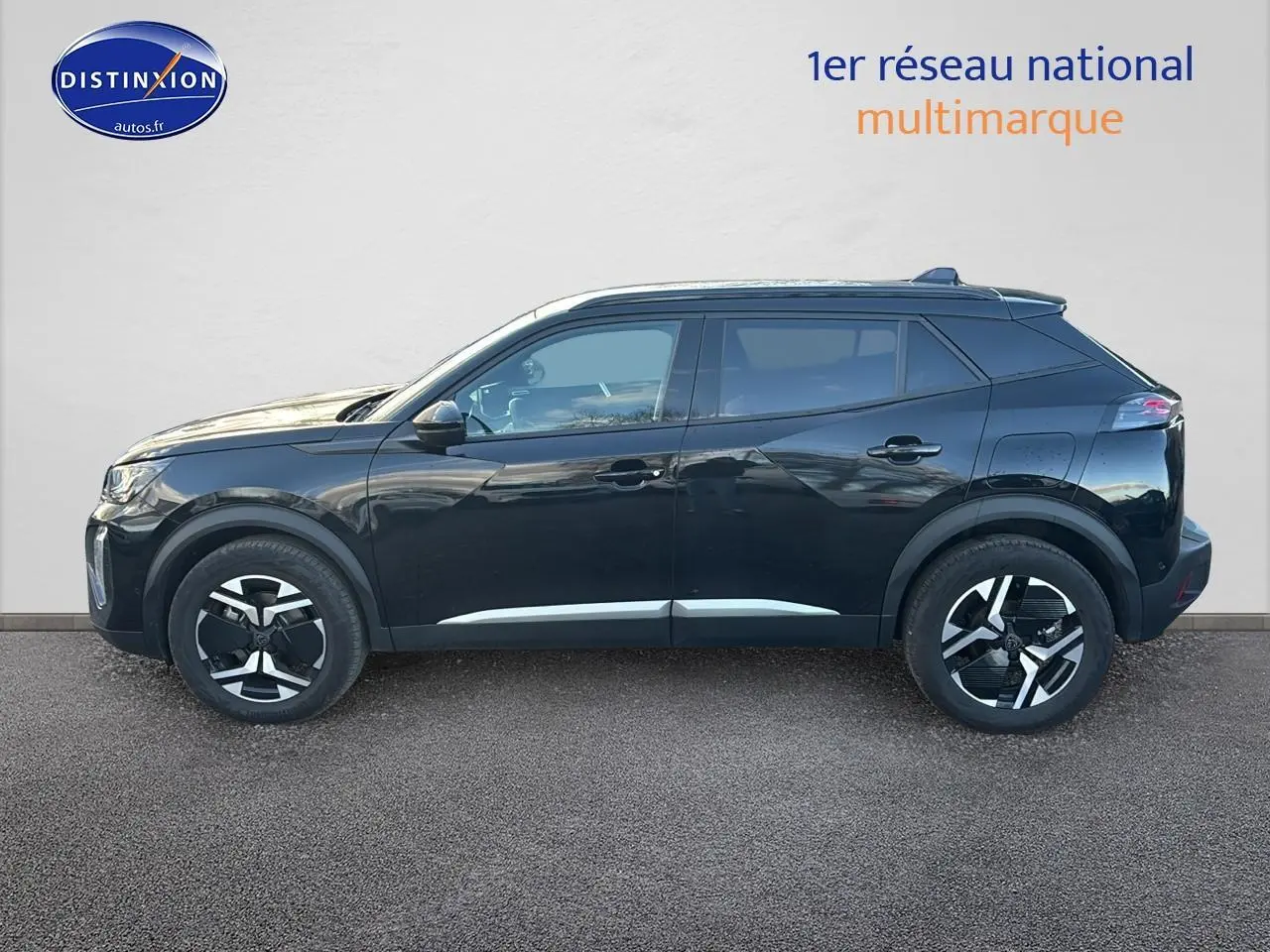 Profil droit d’un SUV Peugeot 2008 noir 2025 avec jantes alu et vitres arrière teintées sur fond neutre.