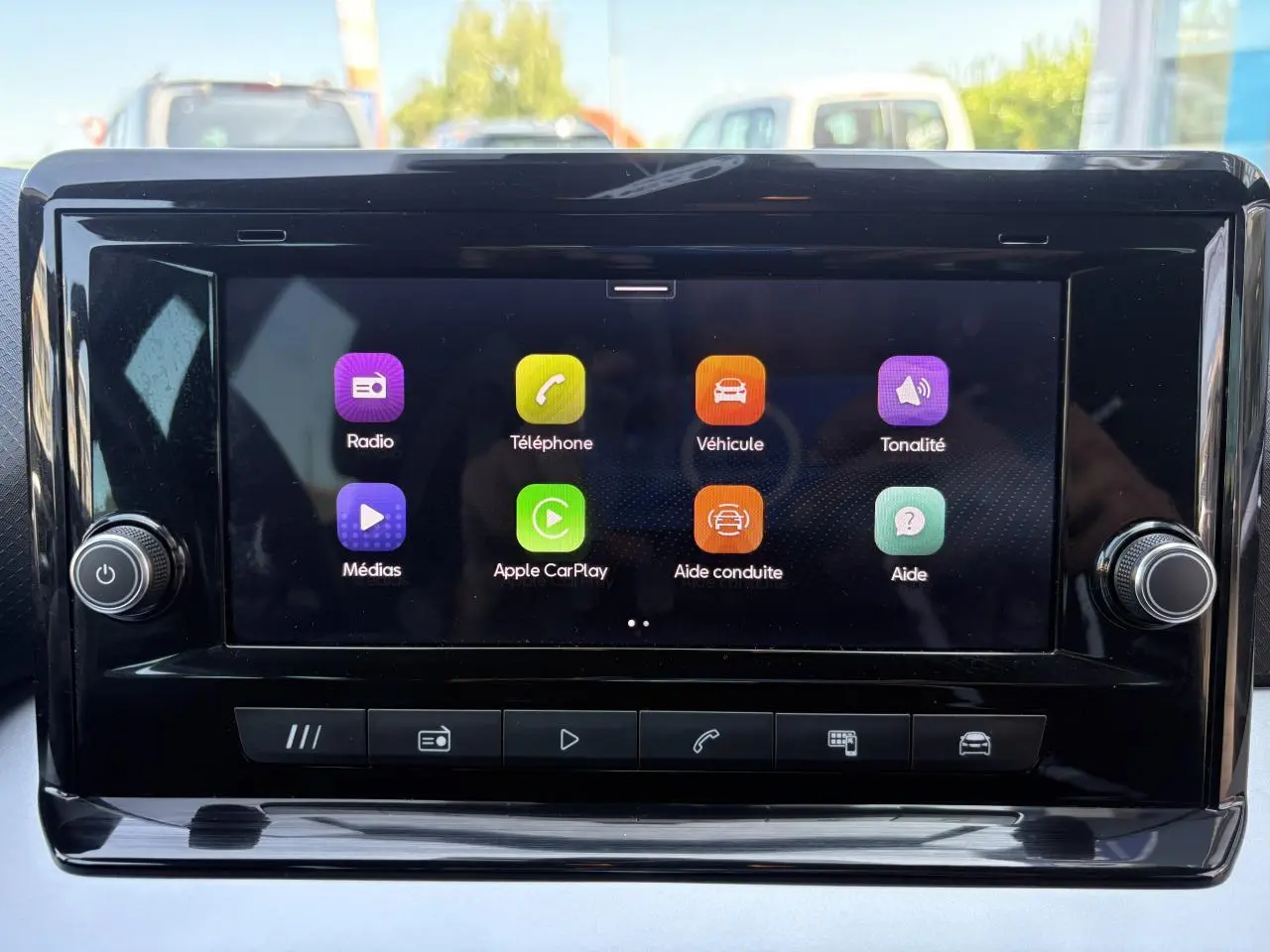 Écran tactile central du SEAT Arona 2024 affichant les options Apple CarPlay et aides à la conduite.