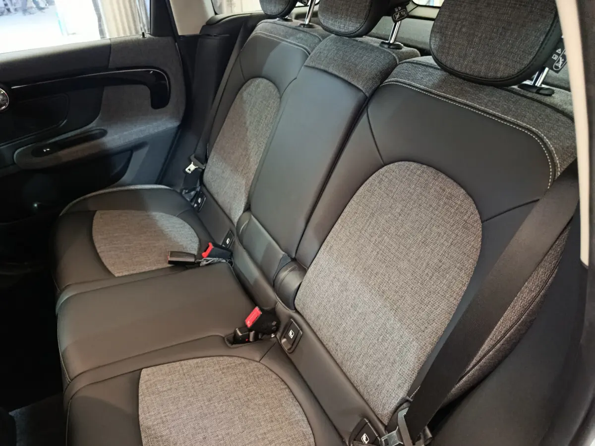 Vue intérieure côté droit des sièges arrière gris et noirs du MINI Countryman hybride rechargeable 2021.