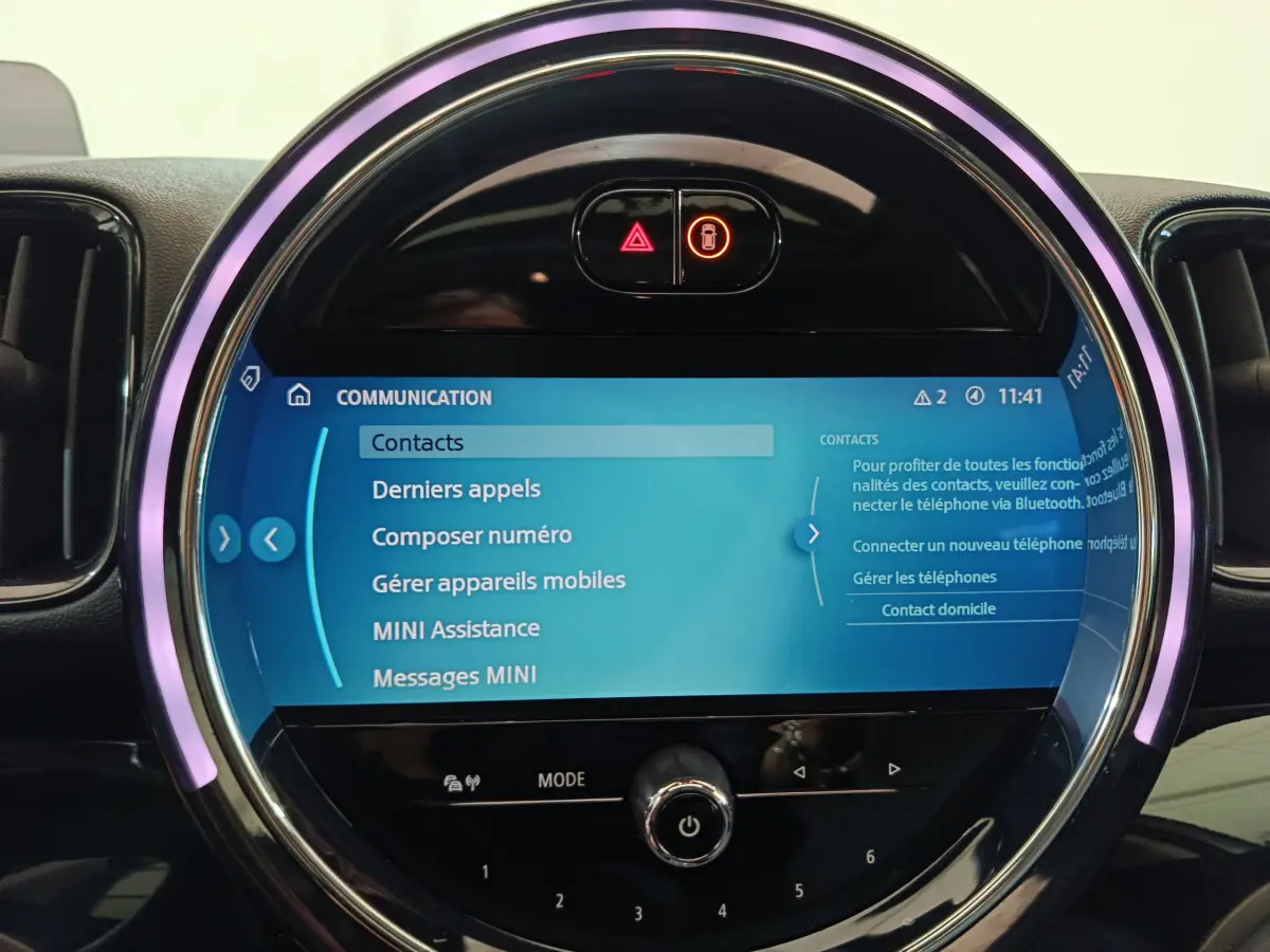 Écran tactile central circulaire du tableau de bord du MINI Countryman blanc, avec interface Bluetooth affichée.