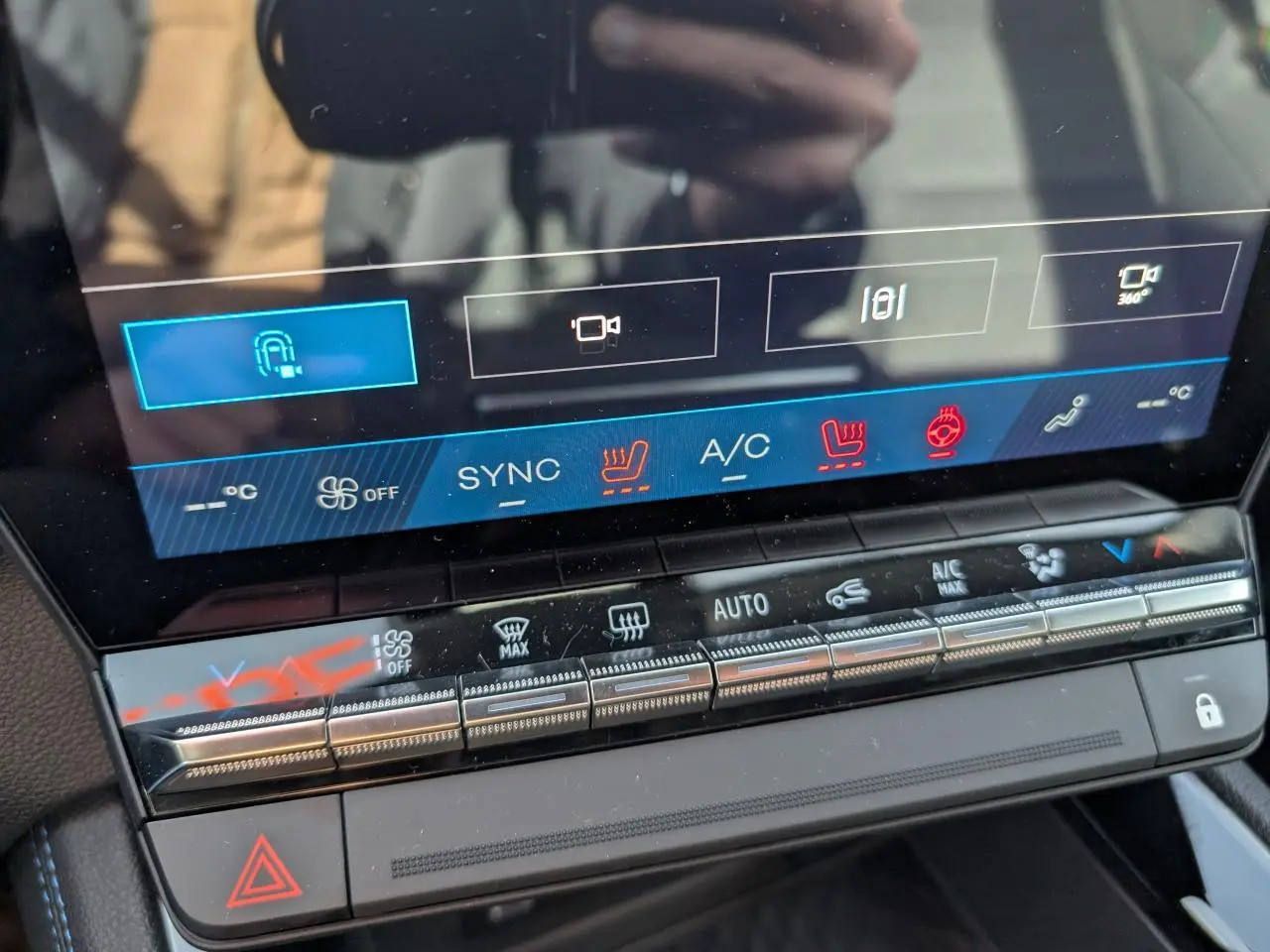 Détail de la console centrale tactile et boutons de climatisation du Renault Austral gris métallisé Esprit Alpine.