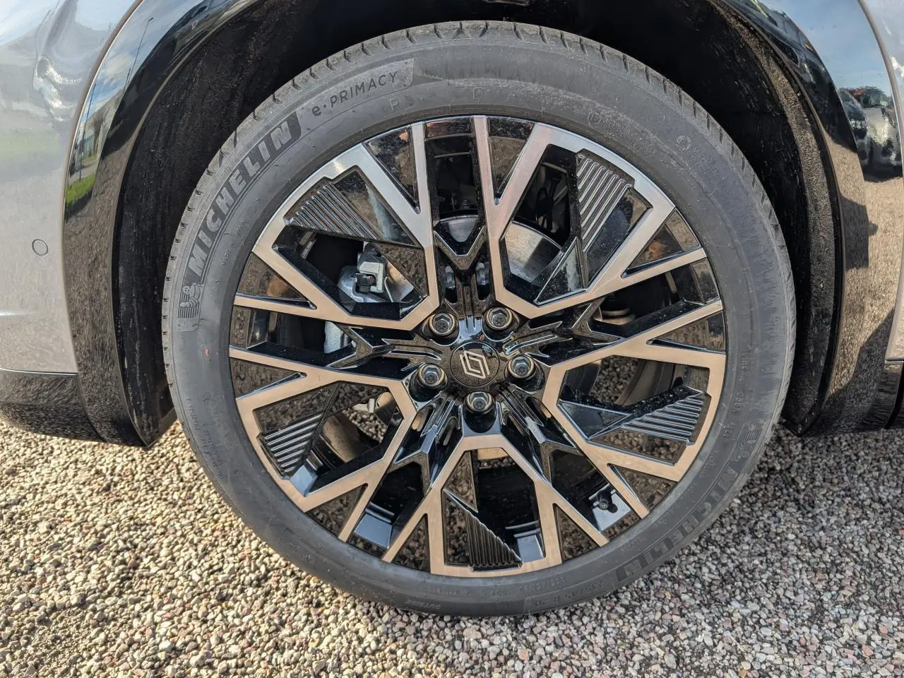 Gros plan sur la jante alliage 20" diamantée noir et gris du Renault Austral gris métallisé 2025, version Esprit Alpine.