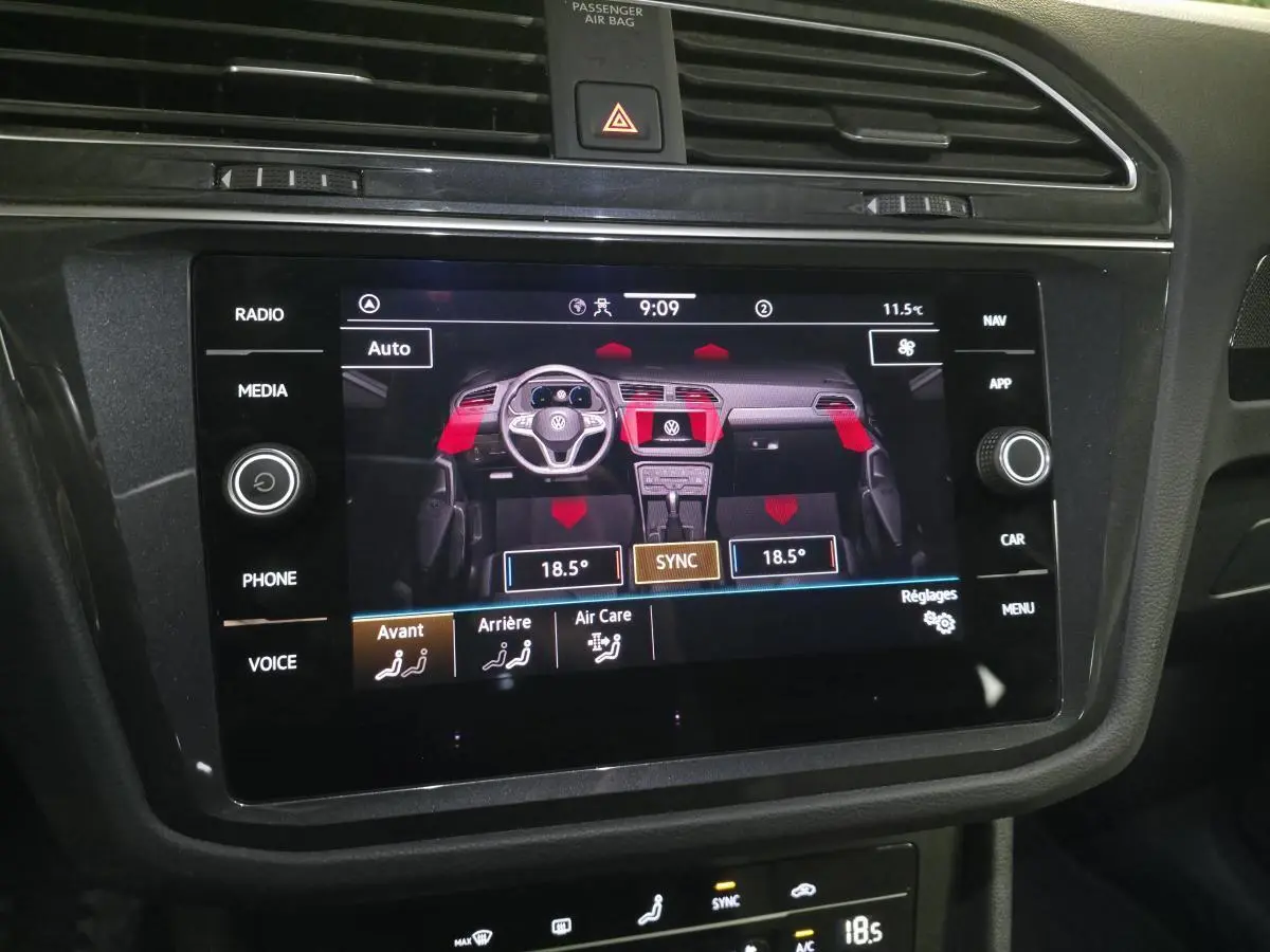 Écran tactile central du Volkswagen Tiguan gris 2023 montrant les réglages de climatisation automatique tri-zone.