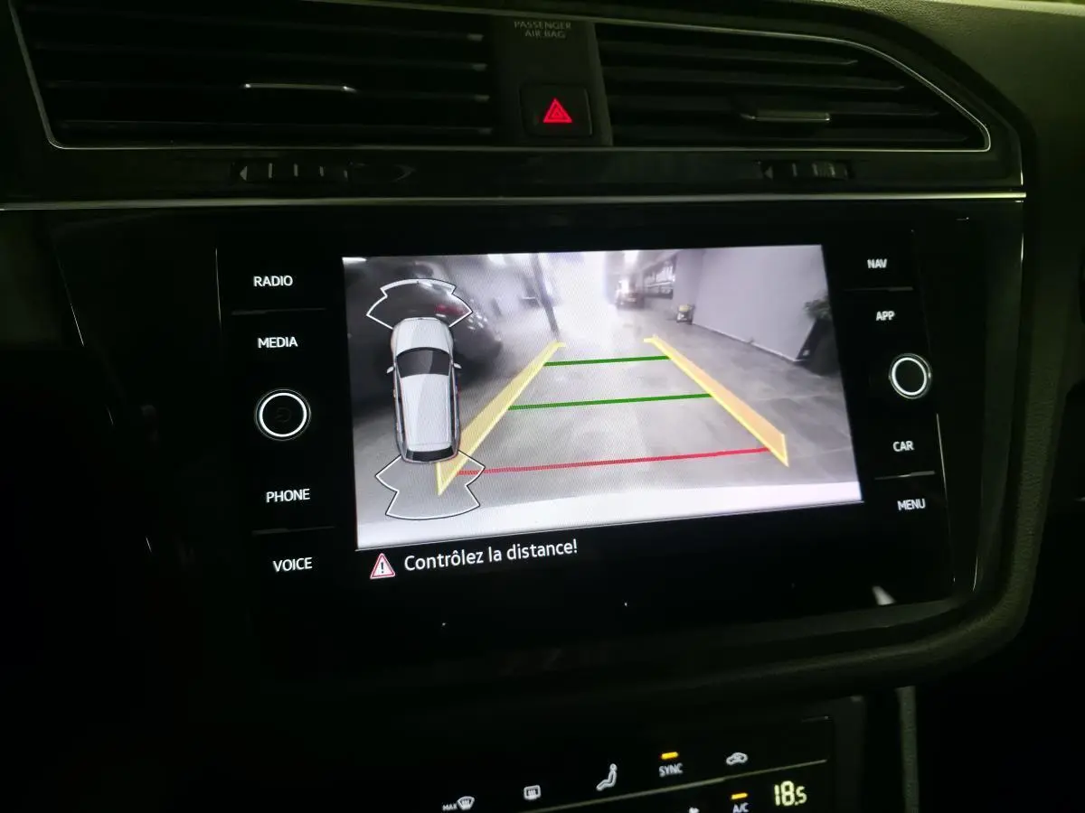 Écran tactile central du Volkswagen Tiguan gris 2023 montrant la caméra de recul avec guidage de trajectoire.