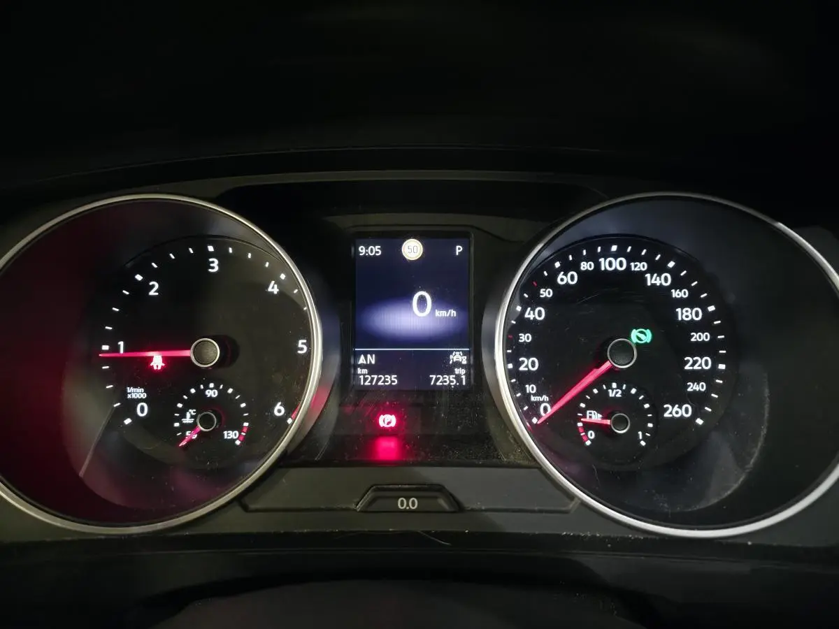 Vue rapprochée du tableau de bord du Volkswagen Tiguan 2023, affichage digital et compteurs analogiques.
