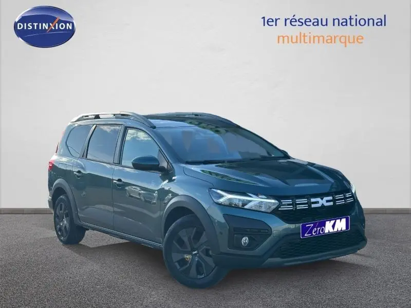 Dacia Jogger 1.0 ECO-G 7 places vert cèdre métallisé en 3/4 avant avec barres de toit et jantes noires.