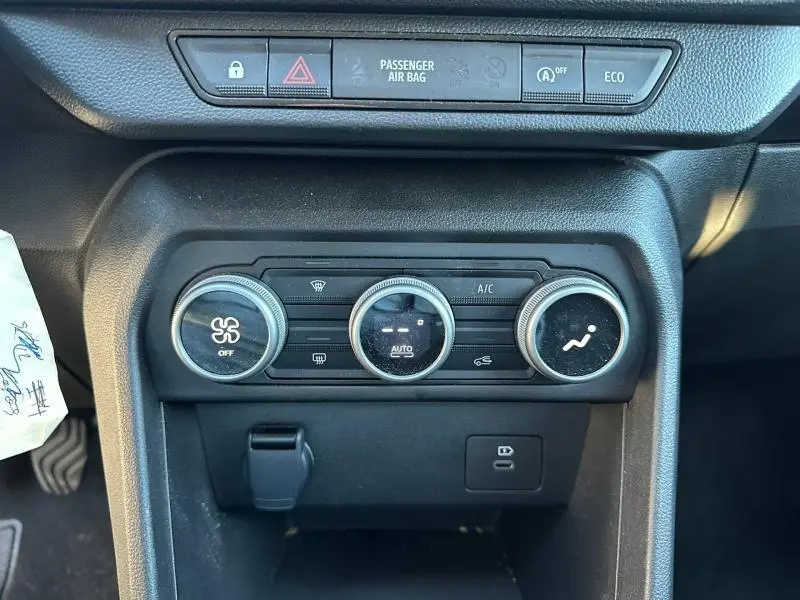 Vue rapprochée de la console centrale noire du DACIA JOGGER 2025 montrant les commandes de climatisation manuelle.