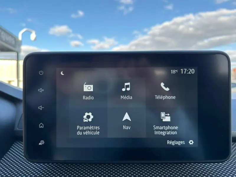 Écran tactile central de la Dacia Jogger 2025 affichant les options radio, média, téléphone et navigation.