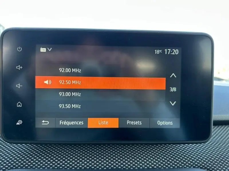 Écran tactile central du tableau de bord du Dacia Jogger affichant la liste des fréquences radio.
