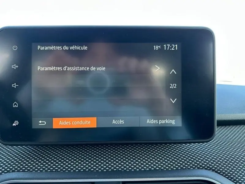 Écran tactile central du tableau de bord du Dacia Jogger affichant les paramètres d’aide à la conduite.