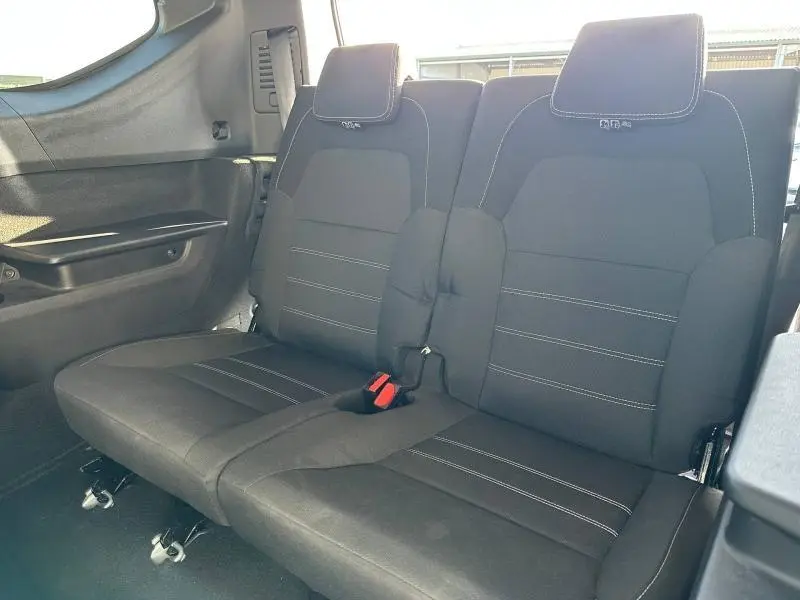 Vue intérieure sur la banquette arrière 2 places en tissu noir avec surpiqûres blanches du Dacia Jogger 2025.