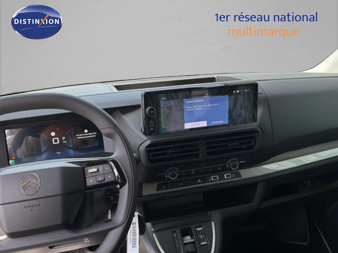 Vue intérieure du tableau de bord du Citroën Jumpy blanc Kaolin, avec écran tactile central et volant multifonction.