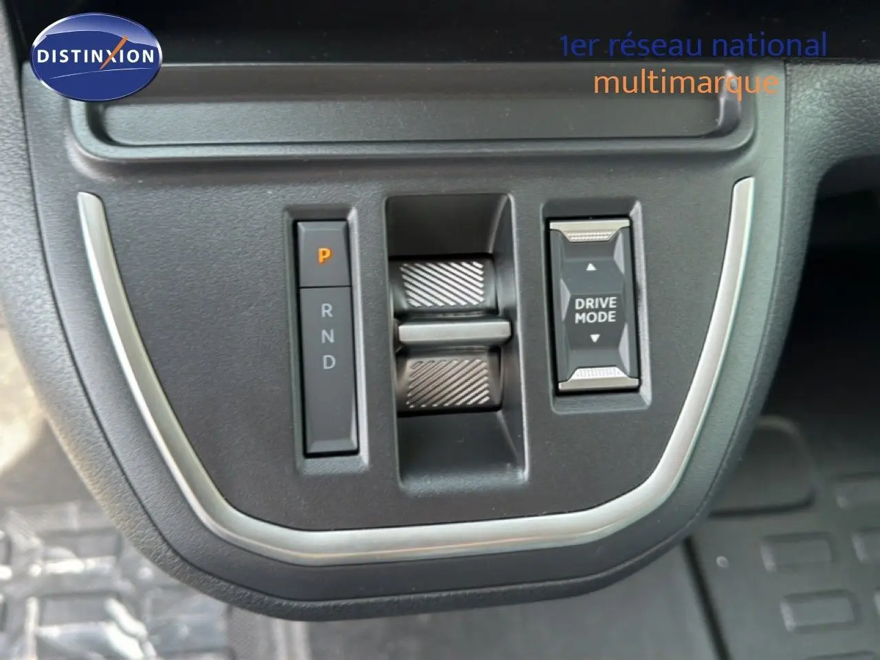 Gros plan sur la console centrale du Citroën Jumpy blanc Kaolin, montrant la commande de boîte auto et le bouton Drive Mode.
