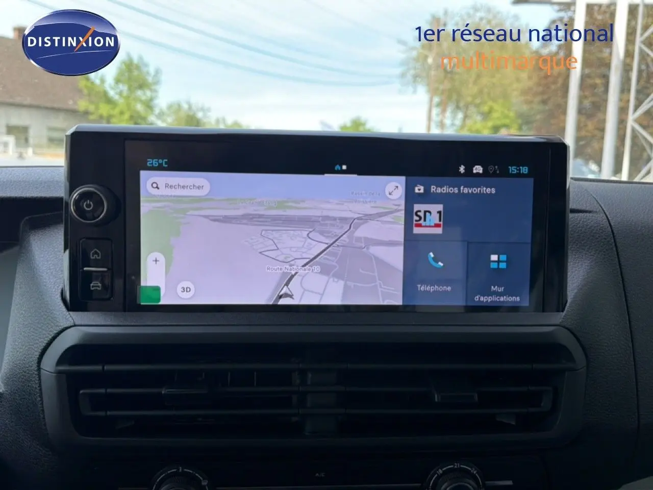 Vue intérieure centrée sur l'écran tactile du tableau de bord du Citroën Jumpy blanc Kaolin, affichant la navigation GPS.