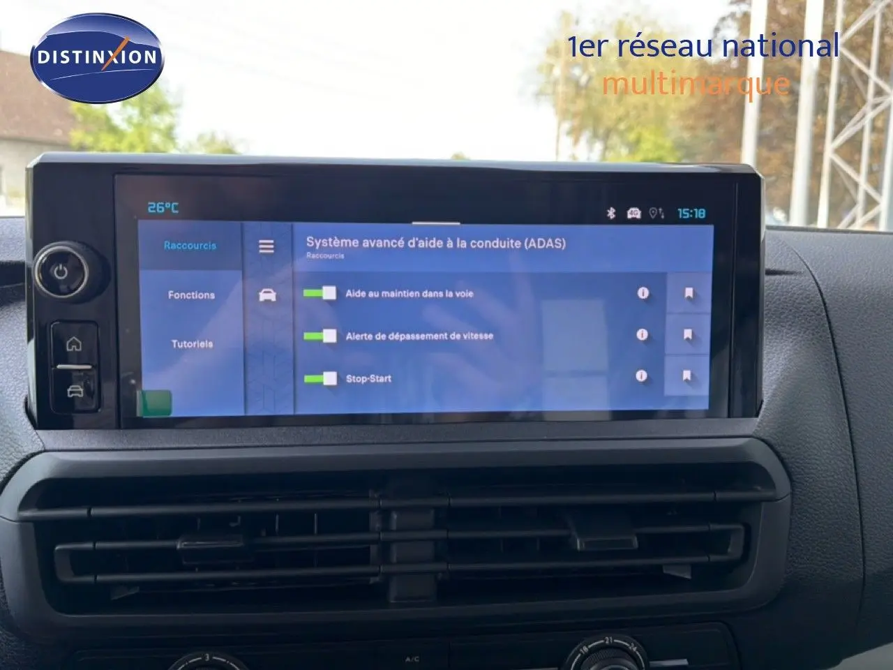Écran tactile central affichant le système avancé d'aide à la conduite dans un Citroën Jumpy blanc Kaolin.