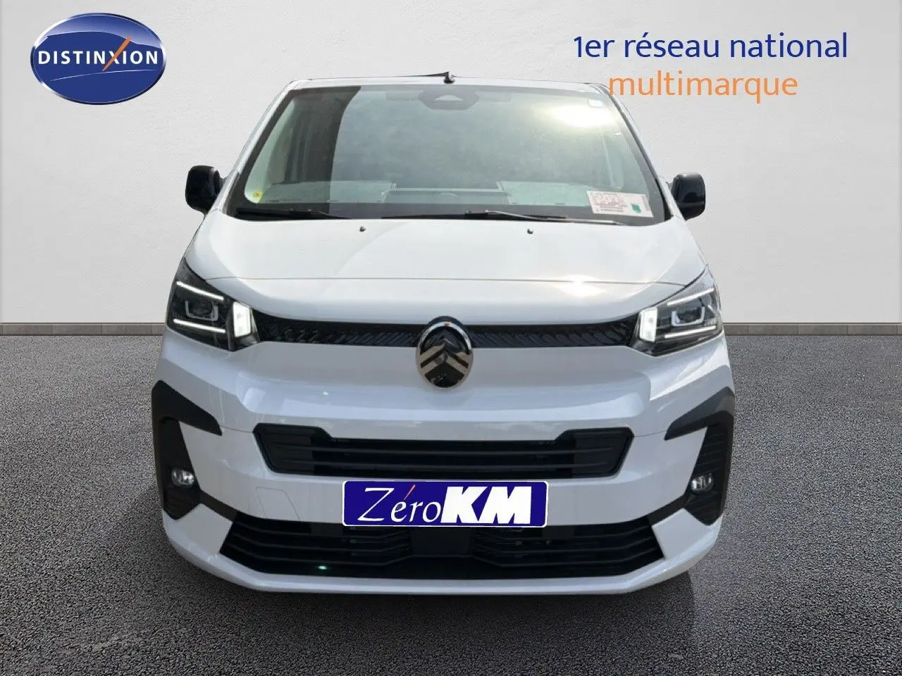 Vue frontale d'un Citroën Jumpy blanc Kaolin avec calandre noire et phares LED distinctifs.