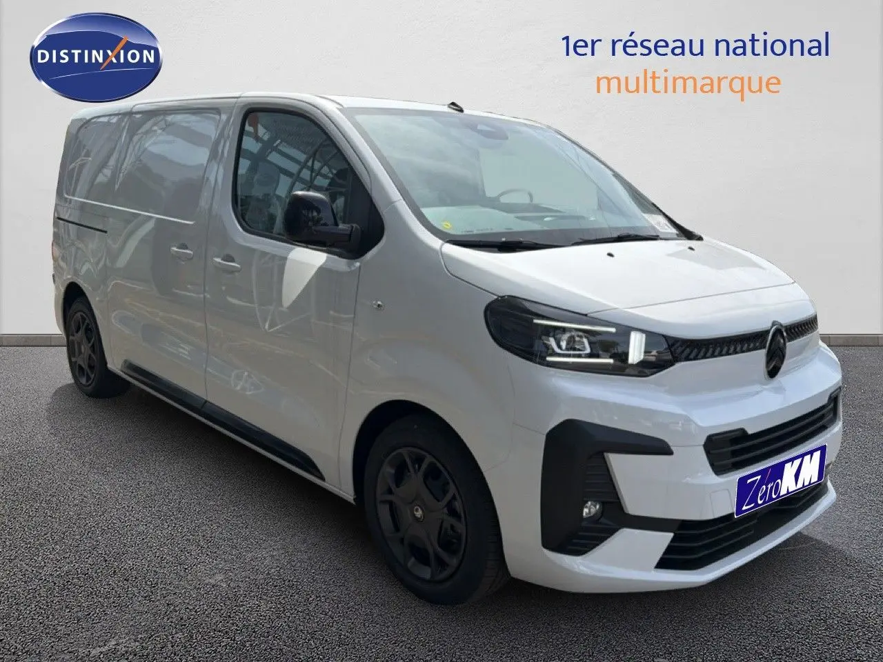 Vue 3/4 avant d’un Citroën Jumpy blanc Kaolin avec jantes noires et calandre noire distinctive.