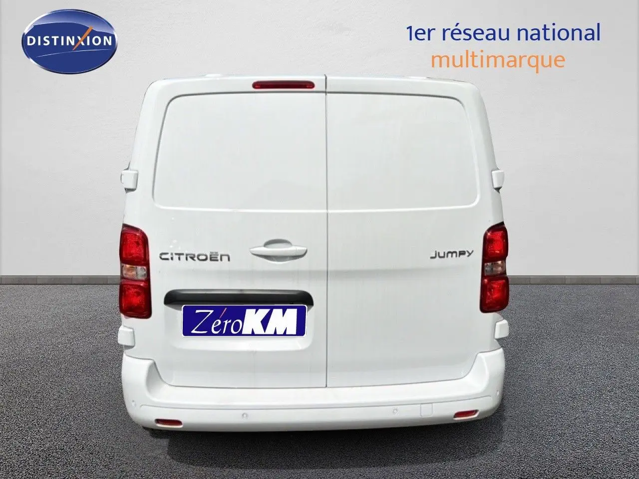 Vue arrière d’un Citroën Jumpy blanc Kaolin avec portes battantes et feux rouges visibles.