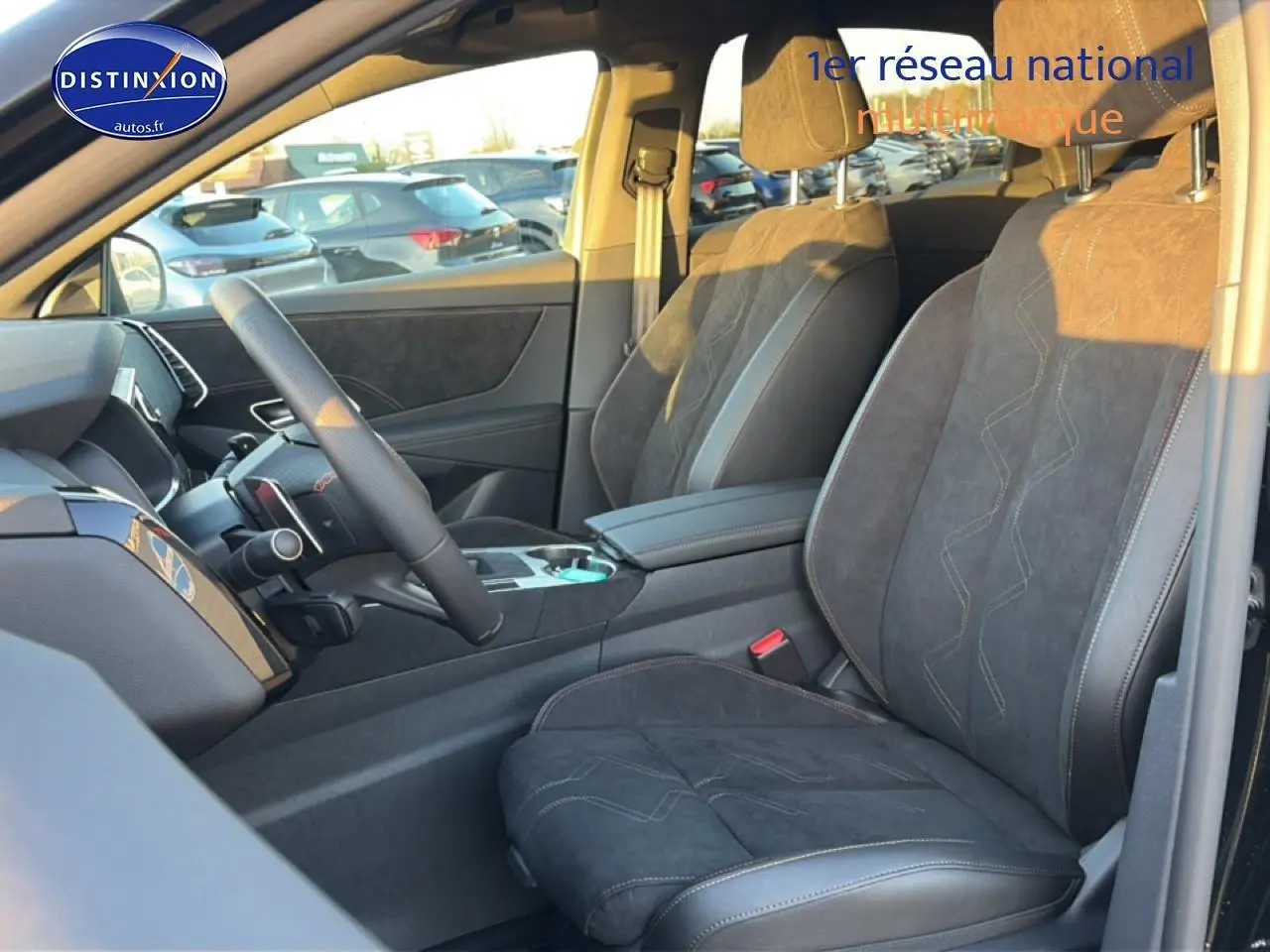 Vue intérieure côté conducteur du DS7 1.5 BlueHDi 130 noir, mettant en valeur les sièges en alcantara et le volant cuir.