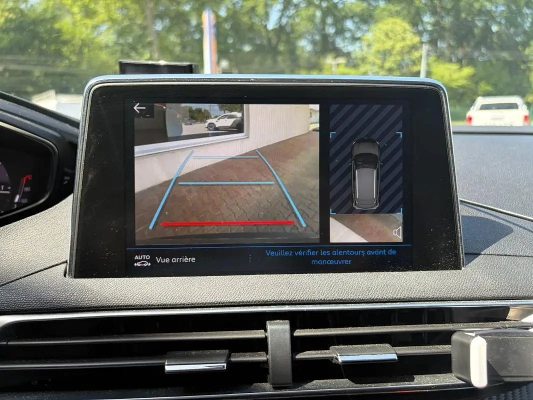 Écran intérieur du Peugeot 3008 noir 2021 montrant la caméra de recul avec guidage de trajectoire en vue arrière.