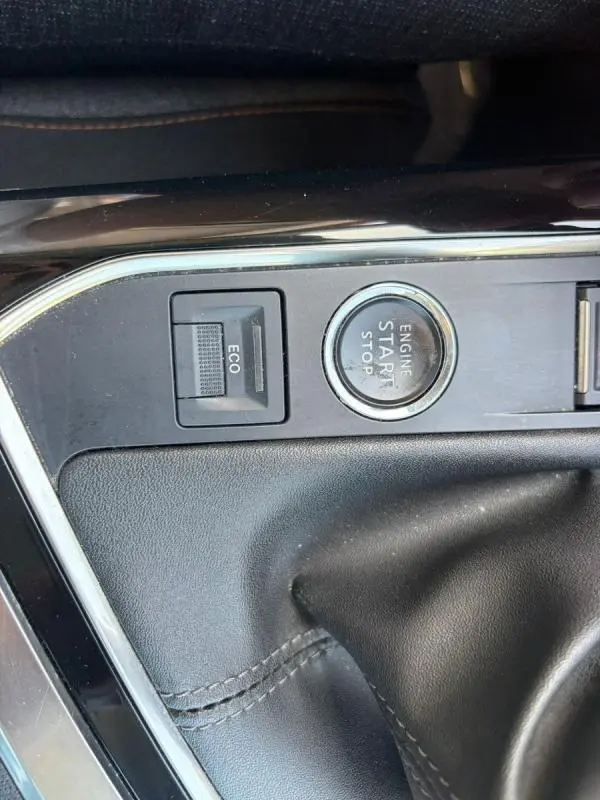 Détail intérieur du levier de vitesse et bouton start/stop sur Peugeot 3008 noir, version diesel 2021.