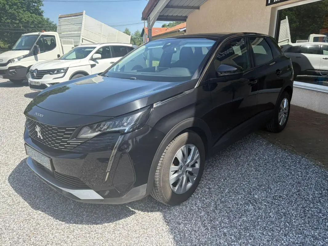 Peugeot 3008 noir vue 3/4 avant droit, avec calandre distinctive et jantes alliage, stationné sur gravier.