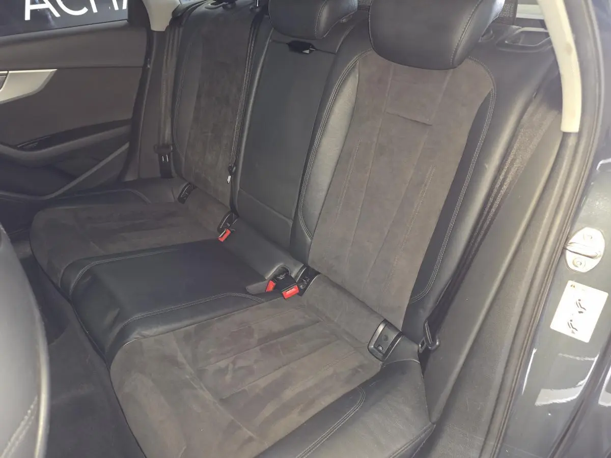 Vue intérieure côté arrière droit montrant les sièges arrière en cuir et Alcantara noirs de l'Audi A4 Allroad Quattro 2017.