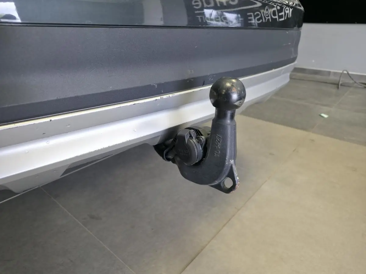 Gros plan sur le crochet d'attelage noir fixé à l'arrière d'une Audi A4 Allroad Quattro gris métallisé.