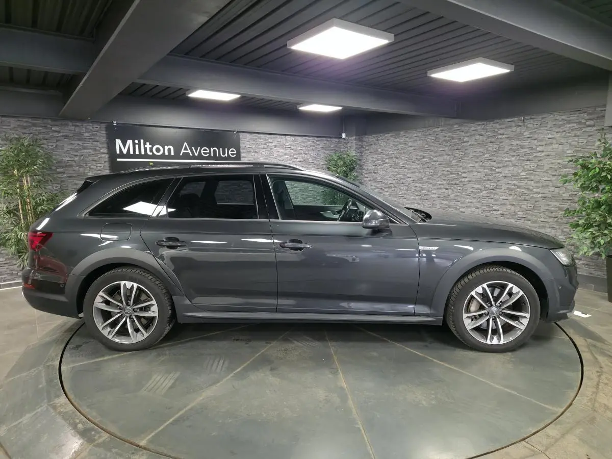 Audi A4 Allroad Quattro gris métallisé vue de profil côté gauche, avec jantes aluminium 5 branches doubles.