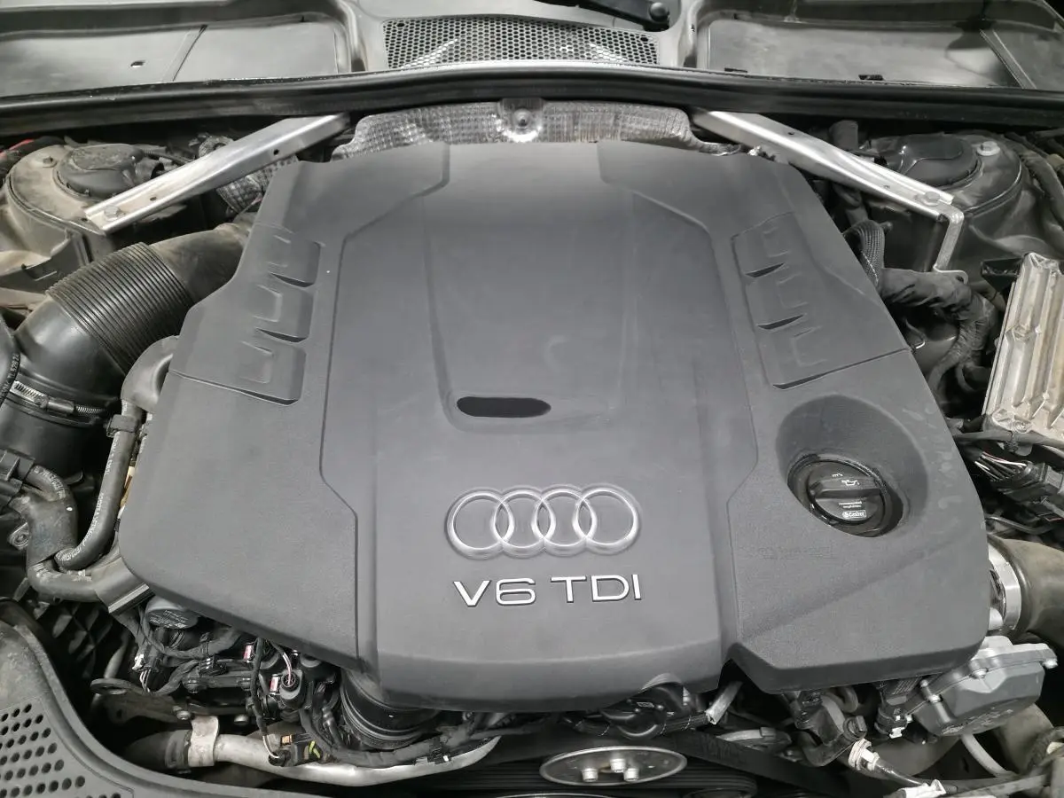 Vue rapprochée du moteur V6 TDI gris d'une Audi A4 Allroad Quattro 2017, avec logo Audi visible.