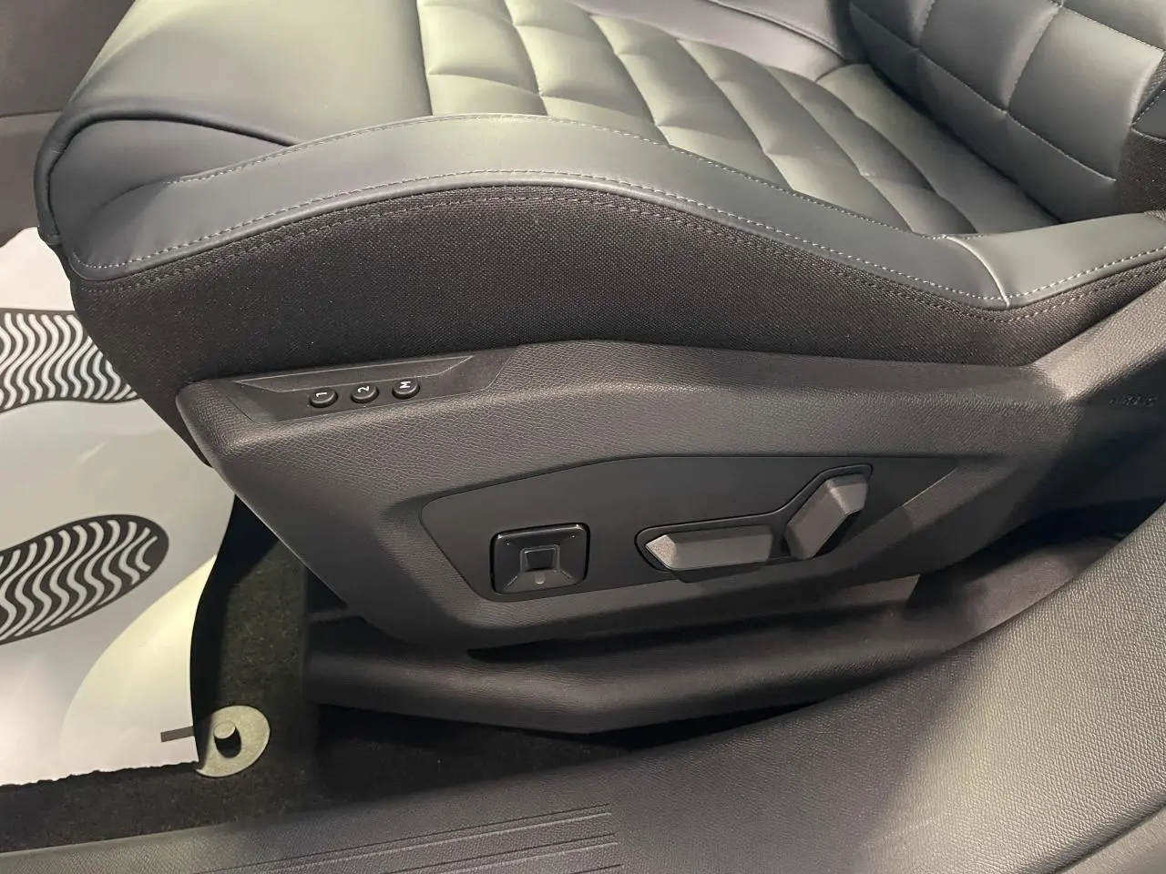 Gros plan sur les commandes de réglage électrique du siège conducteur noir du Citroën C5 Aircross 2026.