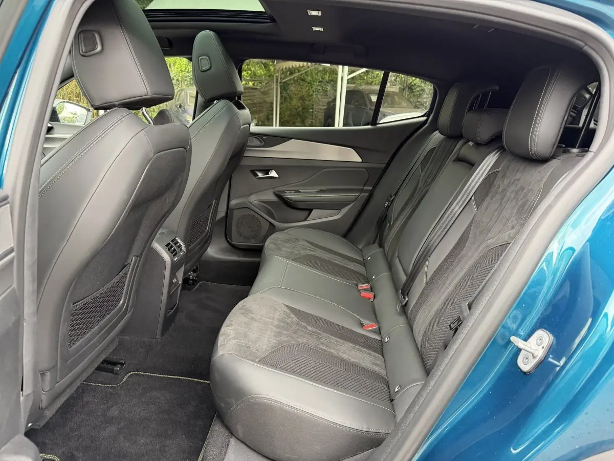 Vue intérieure arrière côté droit du Peugeot 408 PHEV 225 GT bleu, sièges en cuir et alcantara noirs.