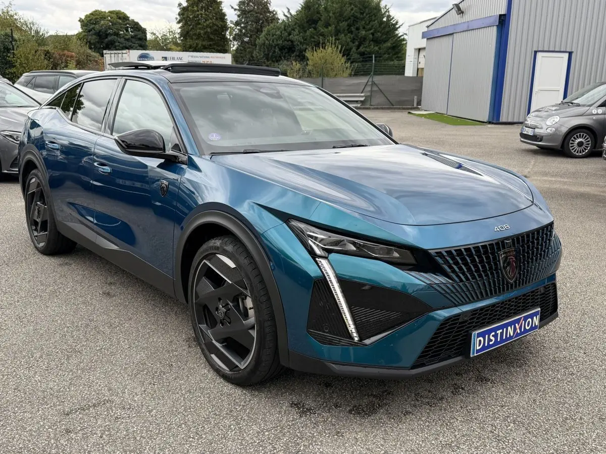 Peugeot 408 PHEV bleu en 3/4 avant droit, avec calandre noire et jantes noires distinctives.
