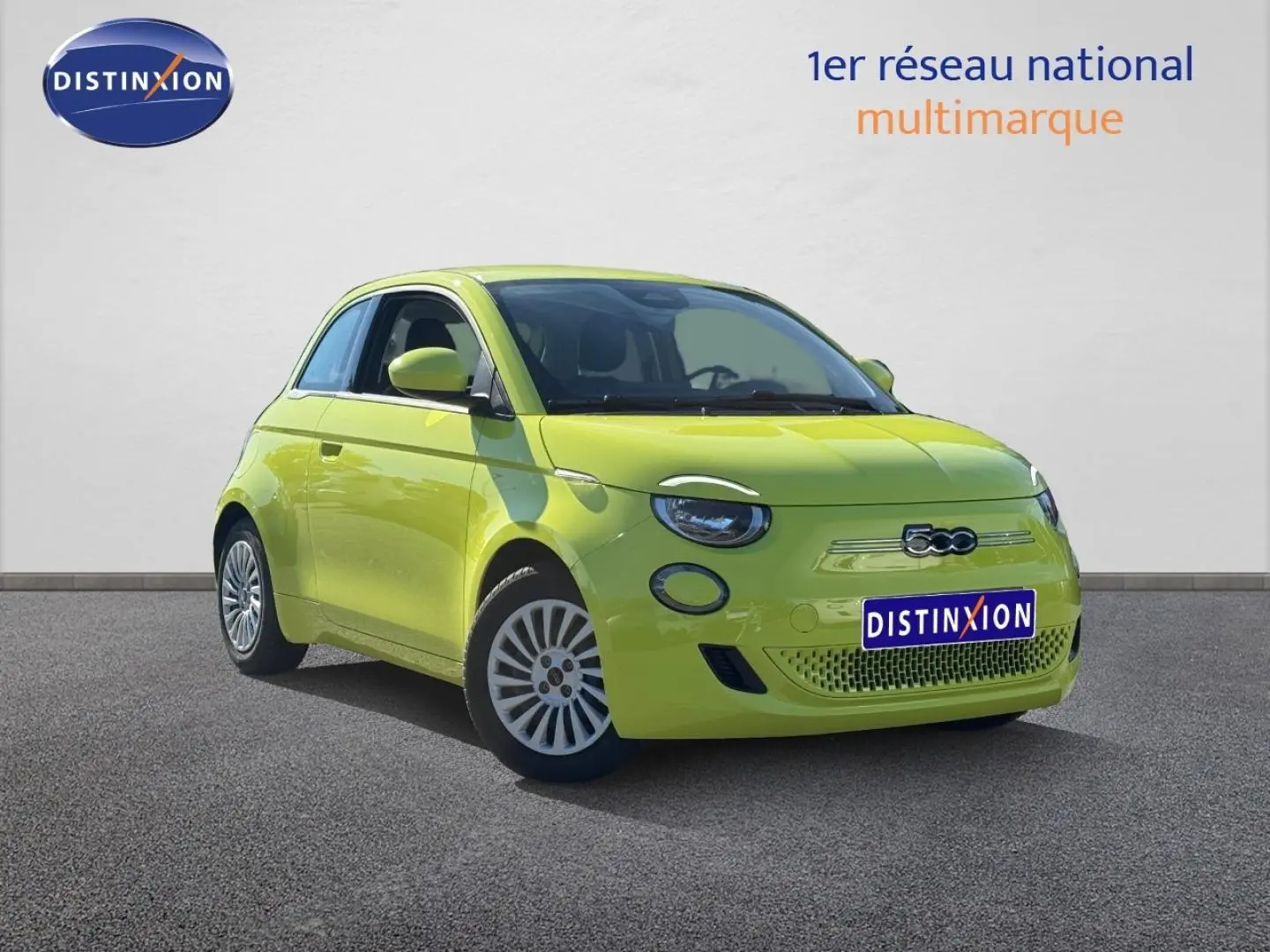 Fiat 500 électrique jaune vue 3/4 avant droit, avec jantes spécifiques et calandre épurée sans grille.
