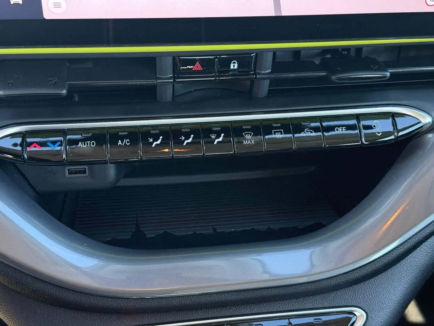 Gros plan sur la rangée de boutons de la climatisation dans l’habitacle de la Fiat 500 e 95ch MY24, finition Amalfi Yellow.