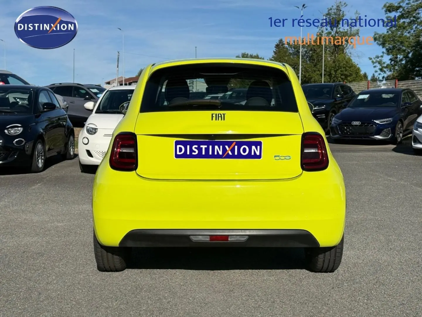 Vue arrière d'une FIAT 500 électrique jaune Amalfi, avec feux arrière LED et bouclier couleur carrosserie.