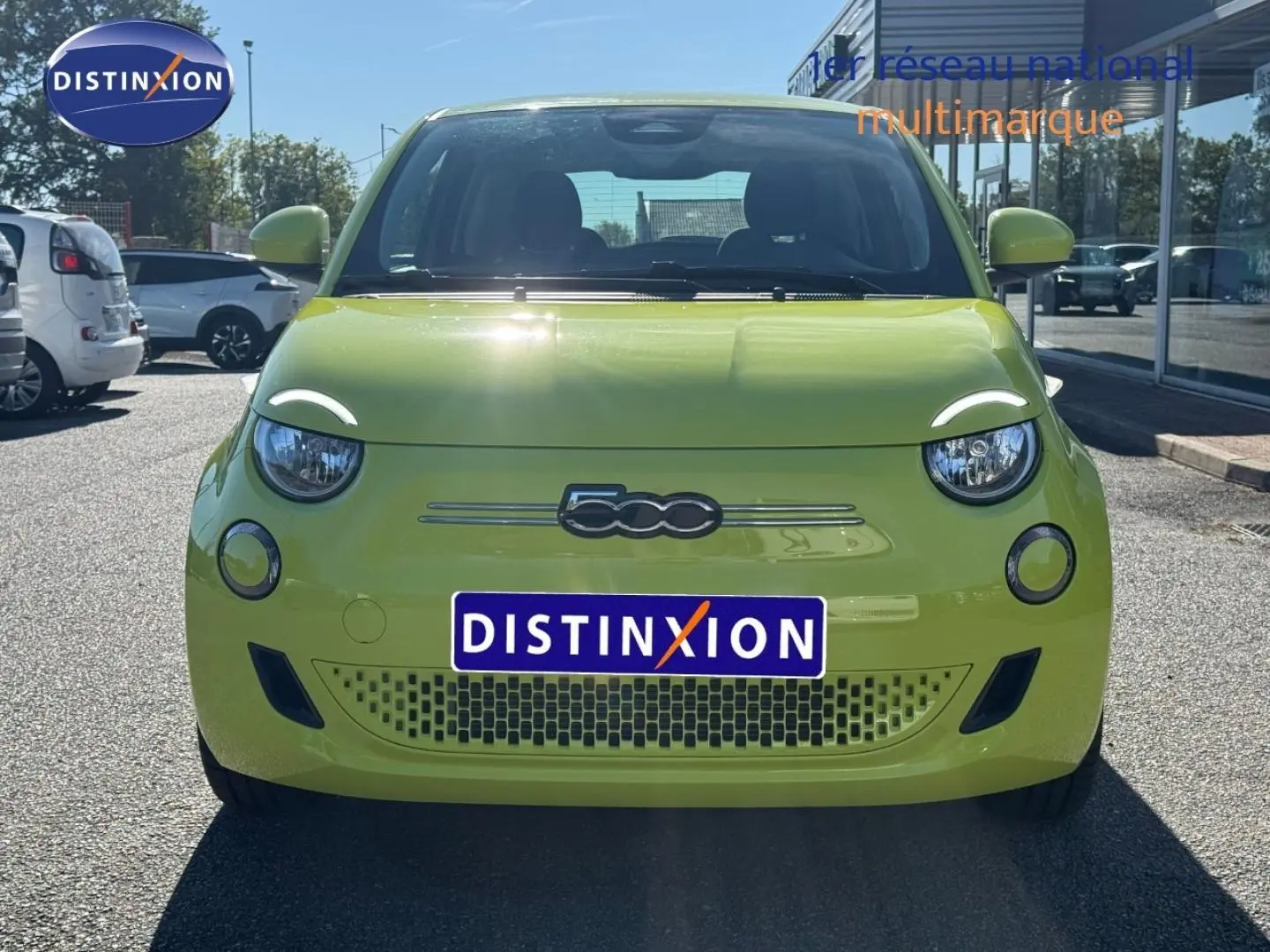 Vue avant d'une FIAT 500 électrique jaune Amalfi, avec logo 500 et phares ronds LED visibles.
