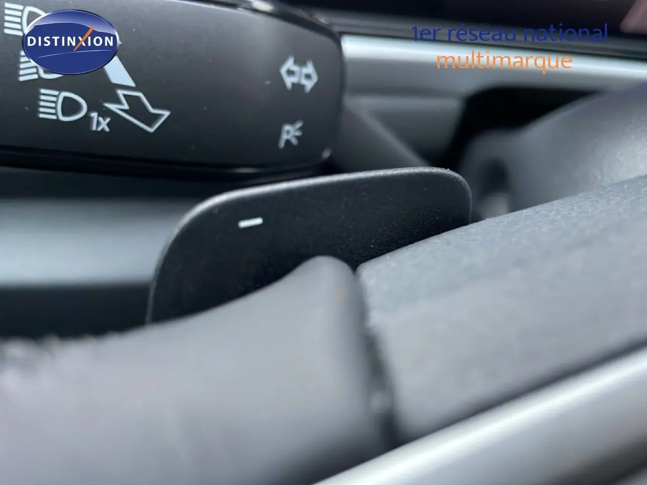 Gros plan sur la palette de changement de vitesse côté droit du volant du Volkswagen T-Roc noir Grenadilla.