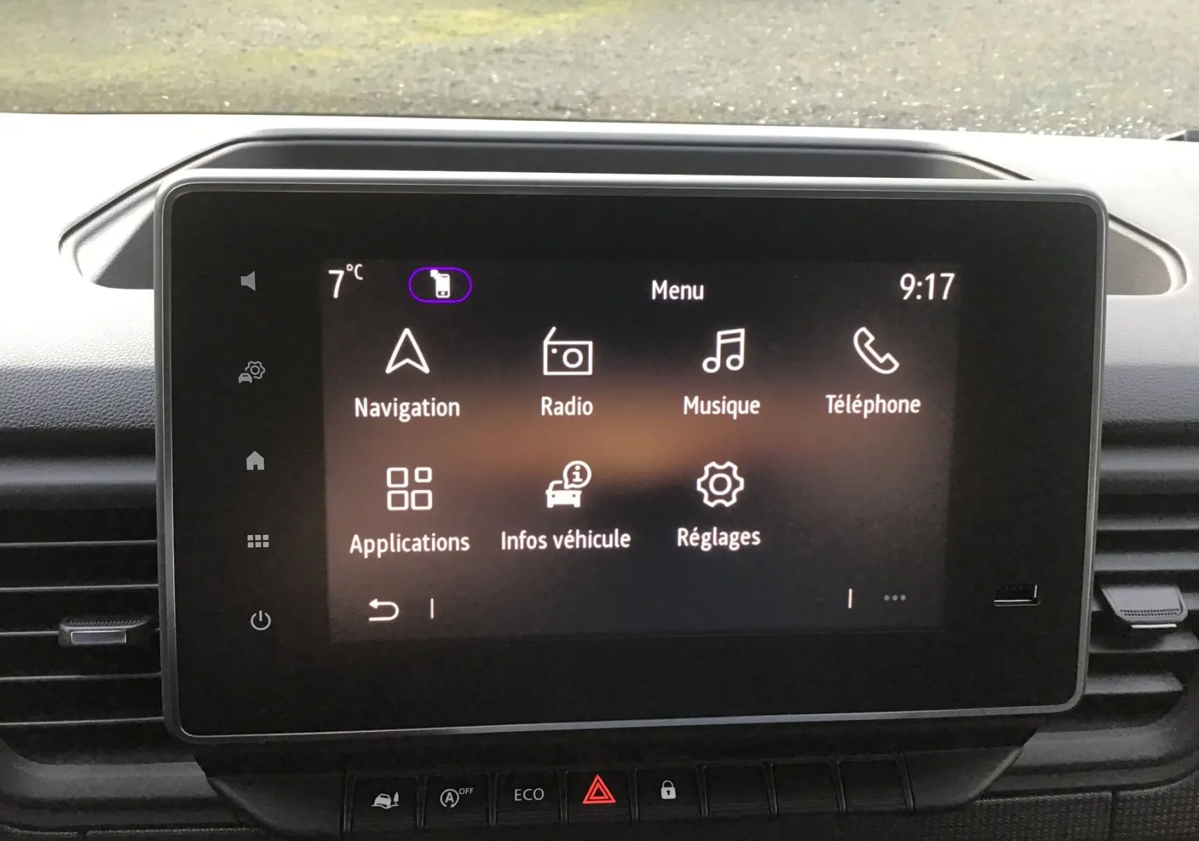 Écran tactile Easy Link 8'' du Renault Trafic Fourgon blanc, affichant le menu principal avec navigation et radio.