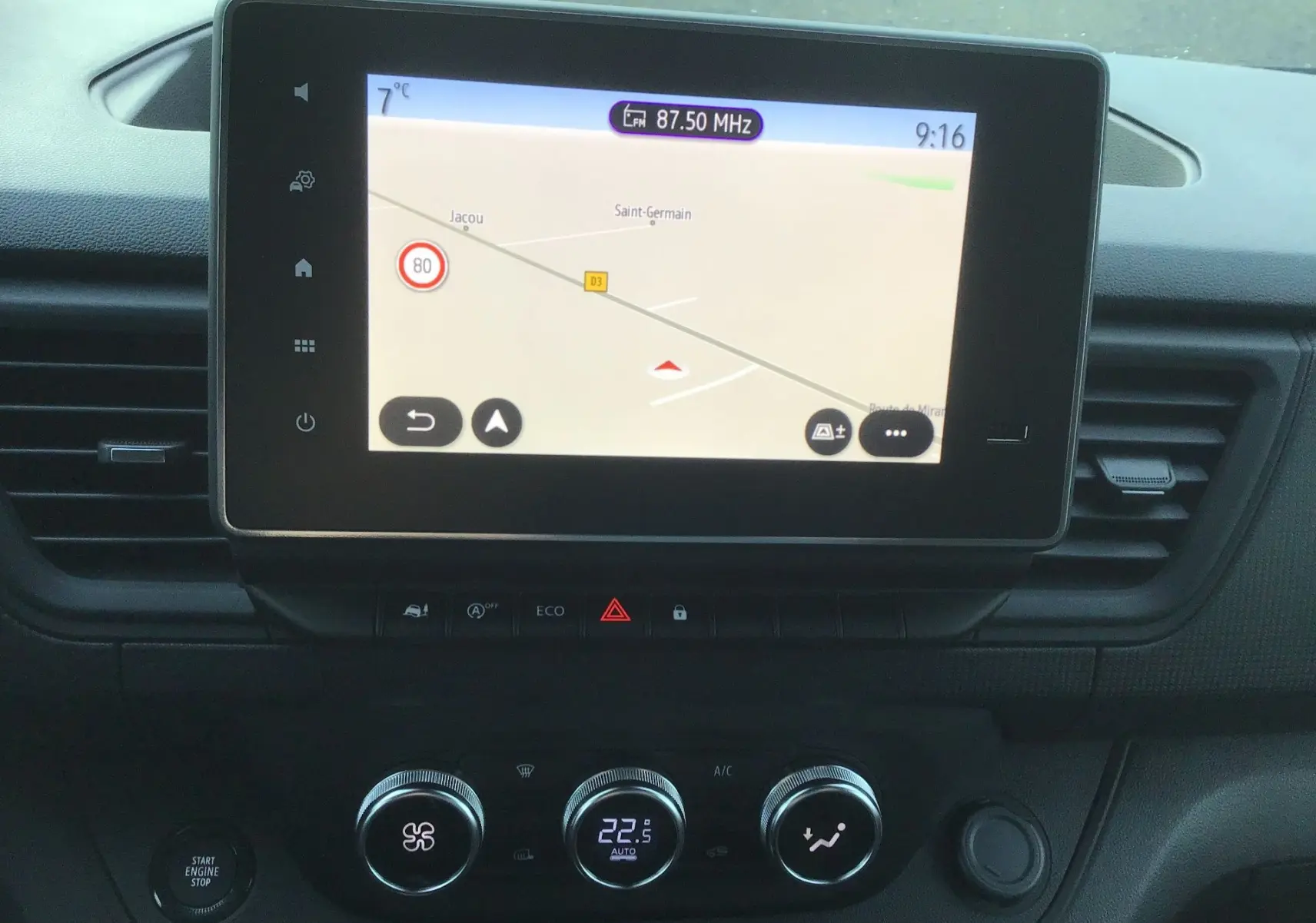 Vue rapprochée du tableau de bord du Renault Trafic Fourgon 2025, écran tactile avec navigation et commandes climatisation.