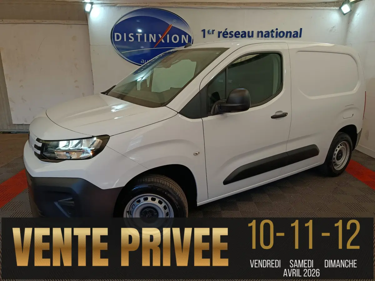 Peugeot Partner blanc en 3/4 avant droit, fourgon utilitaire avec protections noires et jantes acier simples.
