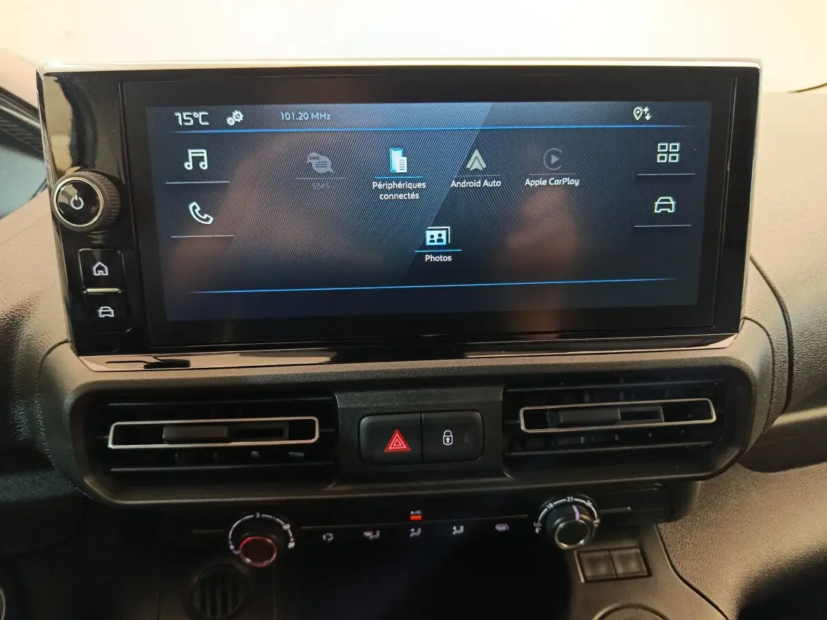 Tableau de bord du Peugeot Partner 2025 avec écran tactile central affichant Android Auto et Apple CarPlay.
