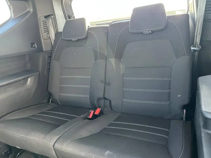 Vue rapprochée des sièges arrière noirs du Dacia Jogger 2025, version 7 places, avec ceintures et appuie-têtes visibles.