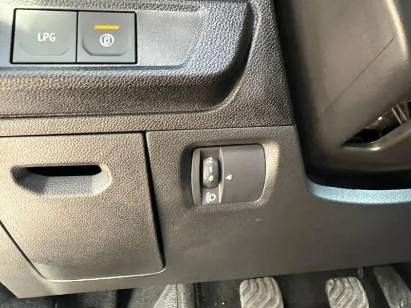 Détail intérieur côté conducteur du tableau de bord gris avec boutons LPG et réglage des phares du Dacia Jogger 2025.