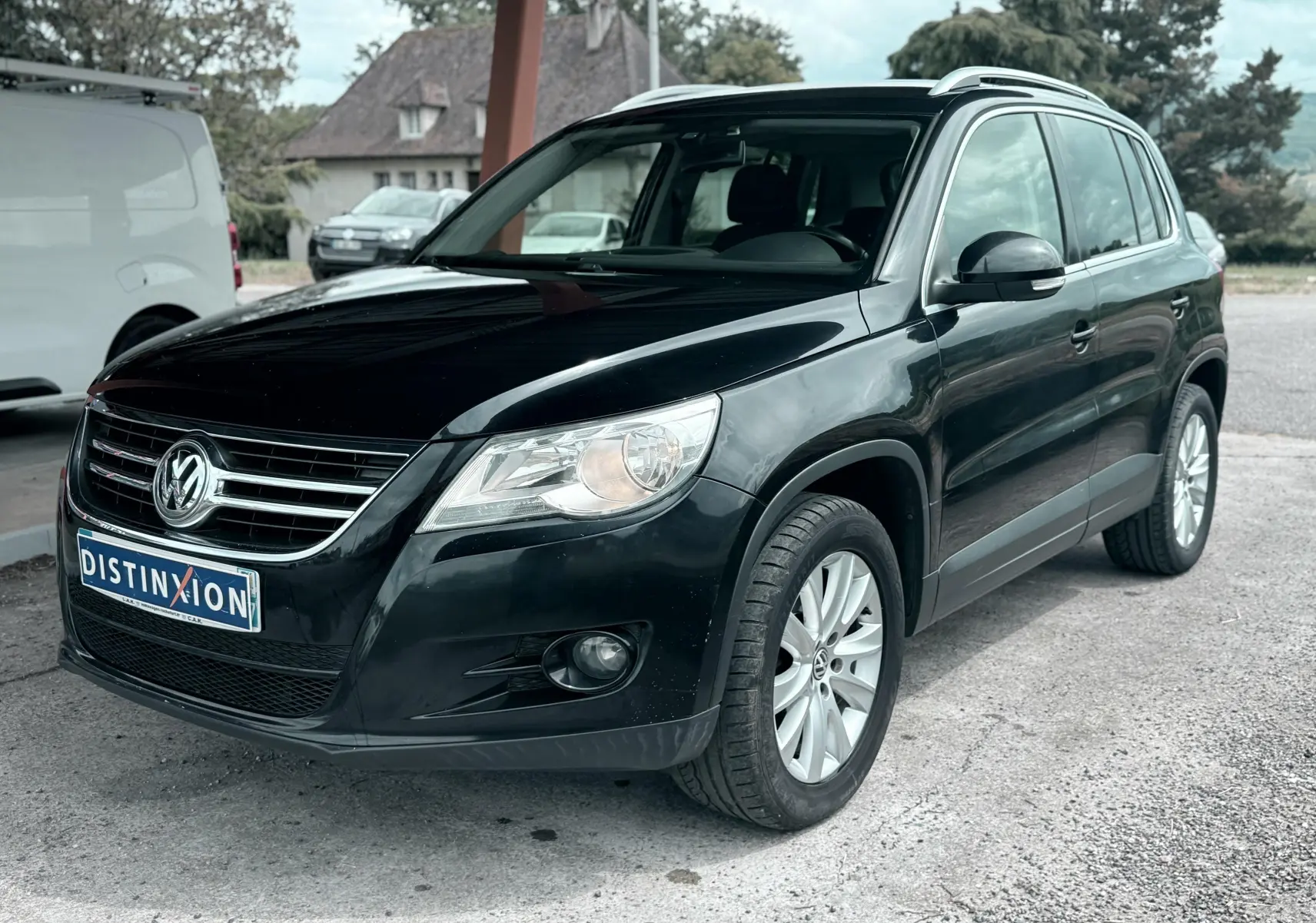 Volkswagen Tiguan noir vu en 3/4 avant droit avec jantes alliage et calandre chromée.