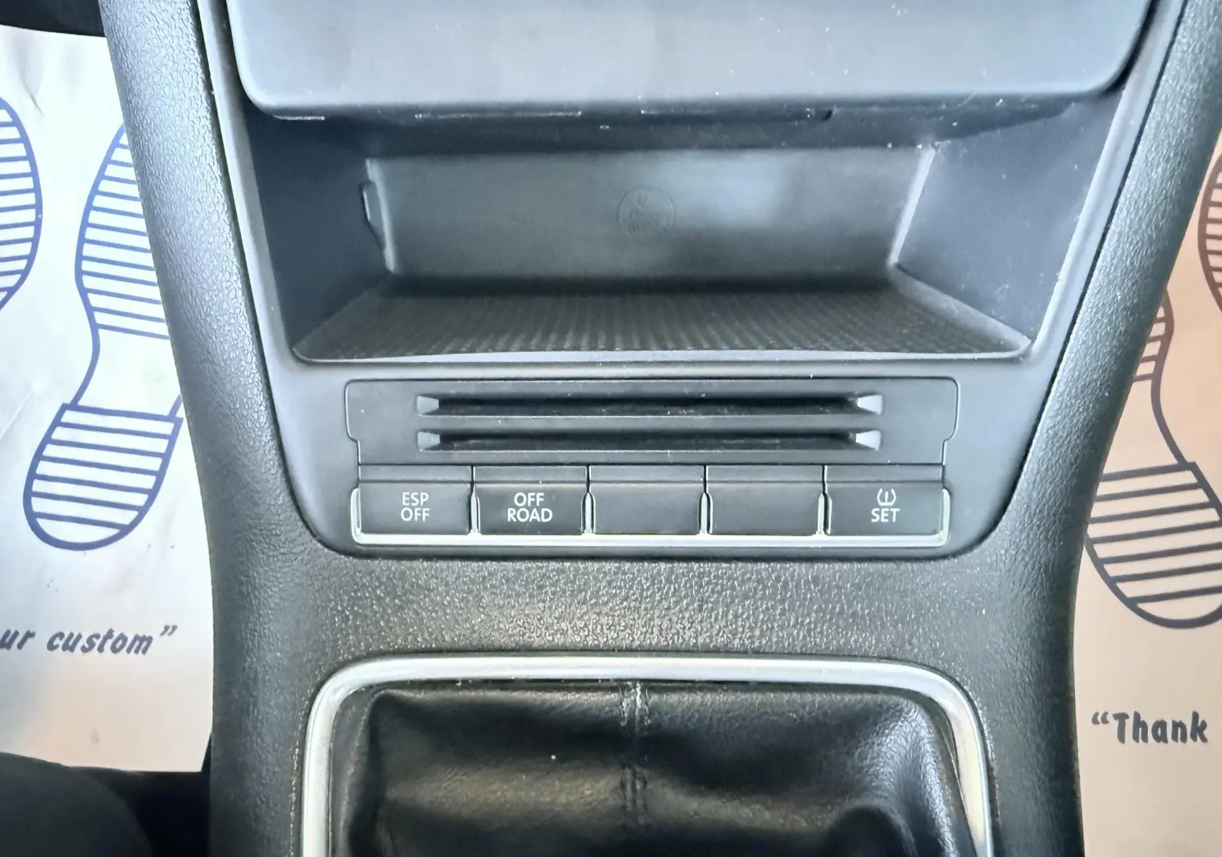 Vue rapprochée du tableau de bord central noir du Volkswagen Tiguan 2007, avec commandes ESP, Off Road et bouton Set.