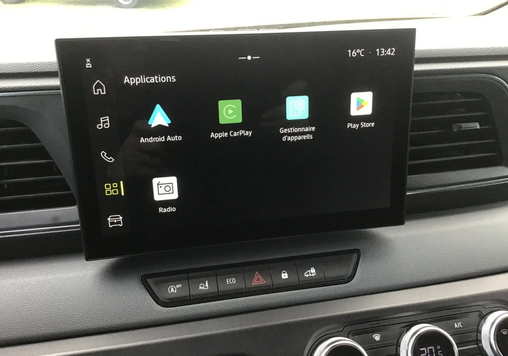 Vue rapprochée de l’écran tactile central du Renault Master 2026 blanc, affichant les applications Android Auto et Apple CarPlay.